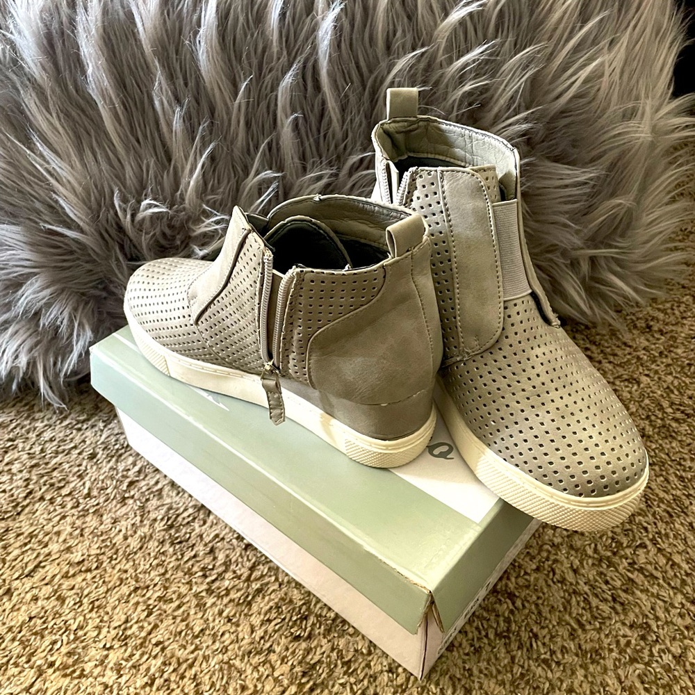 Girl kids size 4 gray ankle booties boots
